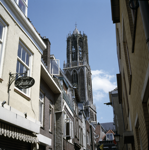 119990 Gezicht vanuit de Boterstraat te Utrecht op de Domtoren.